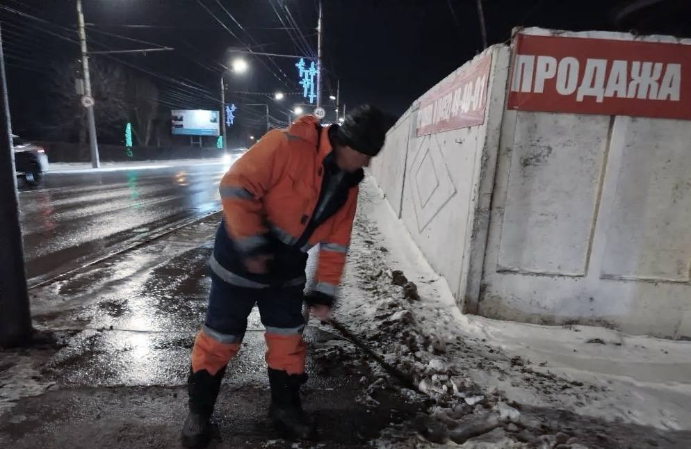 Работы по уборке и вывозу снежных масс с улиц города ведутся в круглосуточном режиме Работы по уборке и вывозу снежных масс с улиц города ведутся в круглосуточном режиме