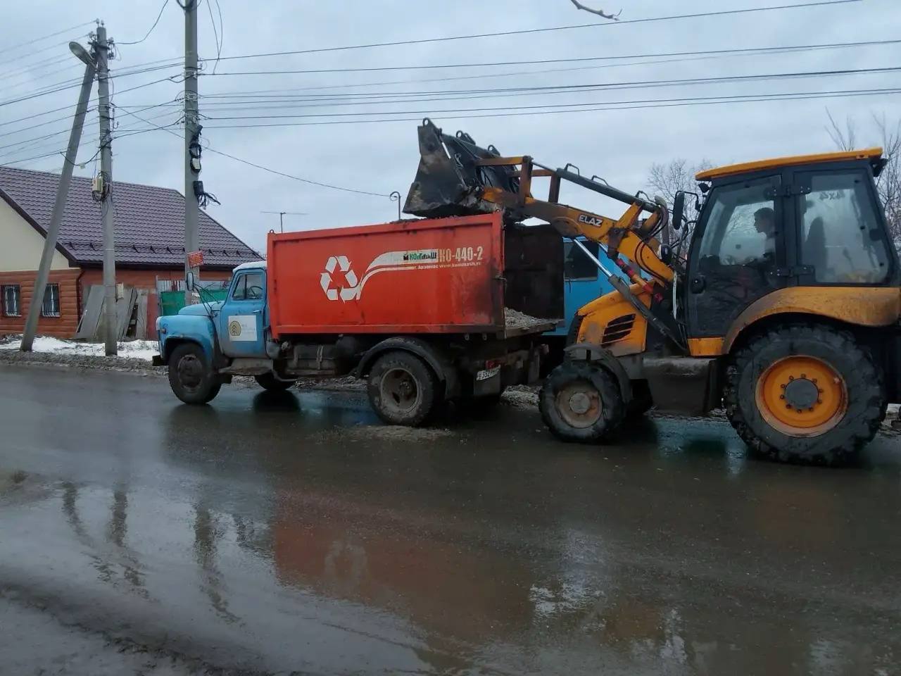 Работы по уборке и вывозу снежных масс с улиц города ведутся в круглосуточном режиме Работы по уборке и вывозу снежных масс с улиц города ведутся в круглосуточном режиме