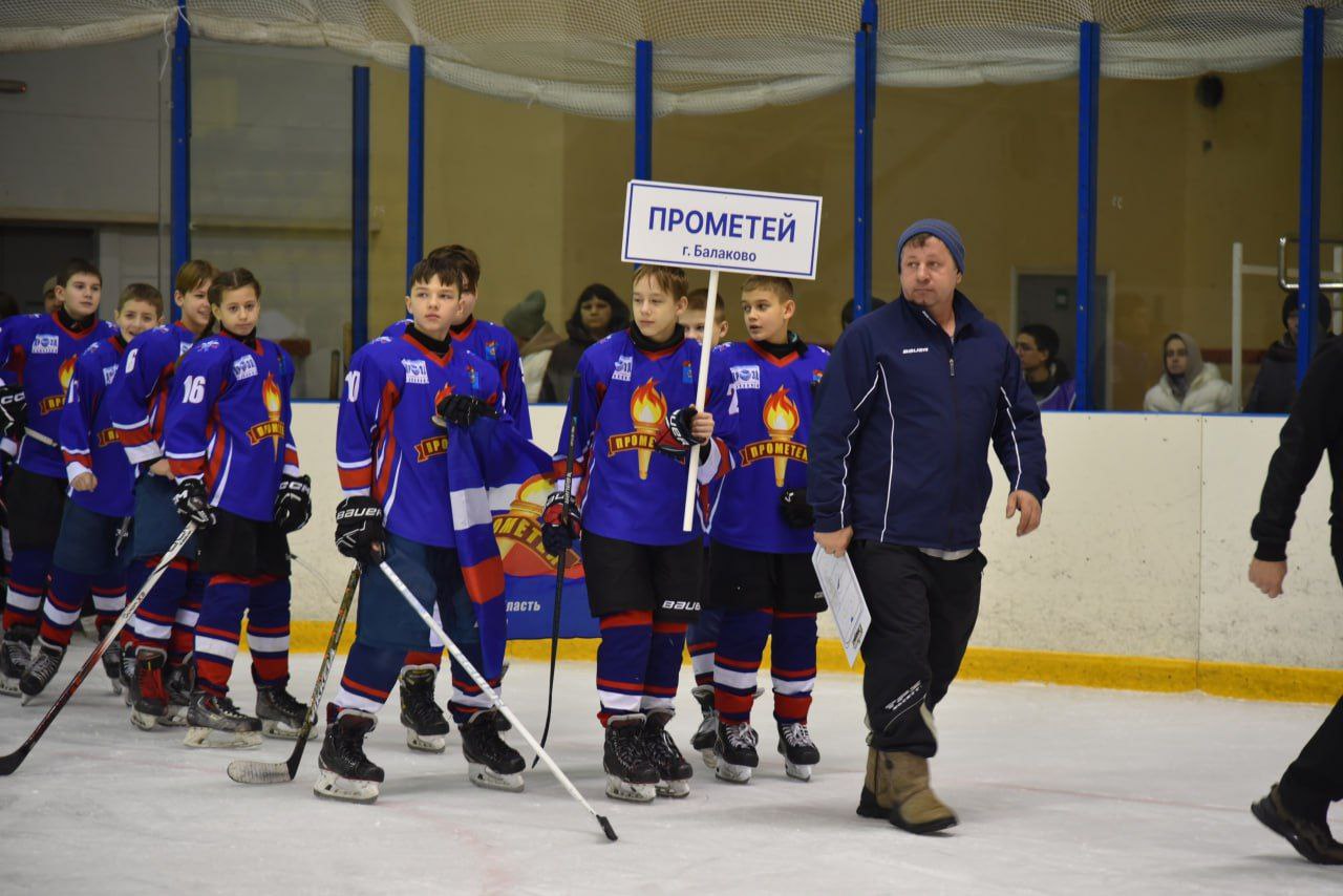 В ледовом дворце «Кристалл» состоялось торжественное открытие хоккейного турнира «Лёд и пламя»