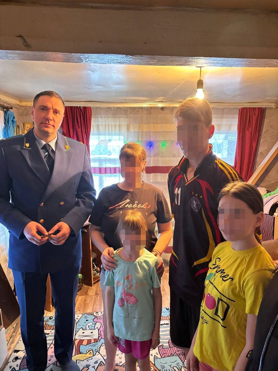 В преддверии нового года и.о. прокурора Воскресенского района Николай Панин посетил подшефную многодетную семью