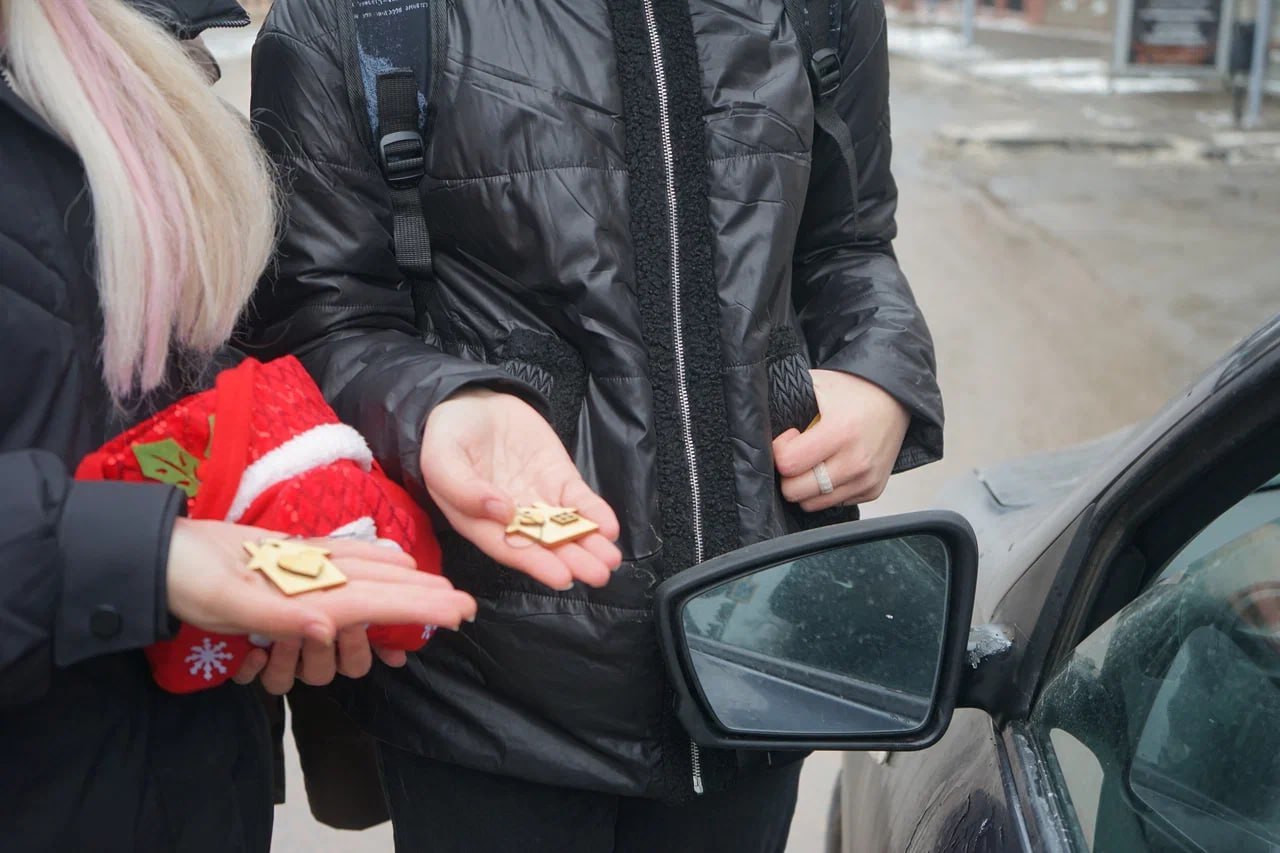 Саратовским водителям напомнили, что их ждут дома, и подарили деревянные амулеты Саратовским водителям напомнили, что их ждут дома, и подарили деревянные амулеты