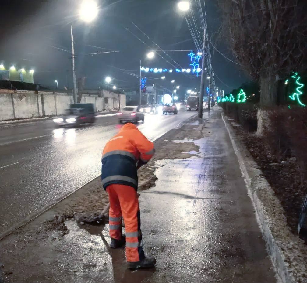 Продолжается вывоз снега с улично-дорожной сети Энгельса Продолжается вывоз снега с улично-дорожной сети Энгельса