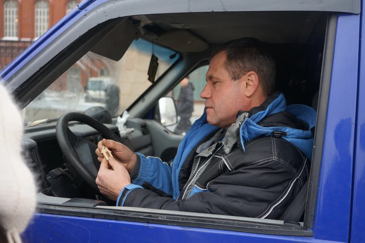 Саратовским водителям напомнили, что их ждут дома, и подарили деревянные амулеты Саратовским водителям напомнили, что их ждут дома, и подарили деревянные амулеты