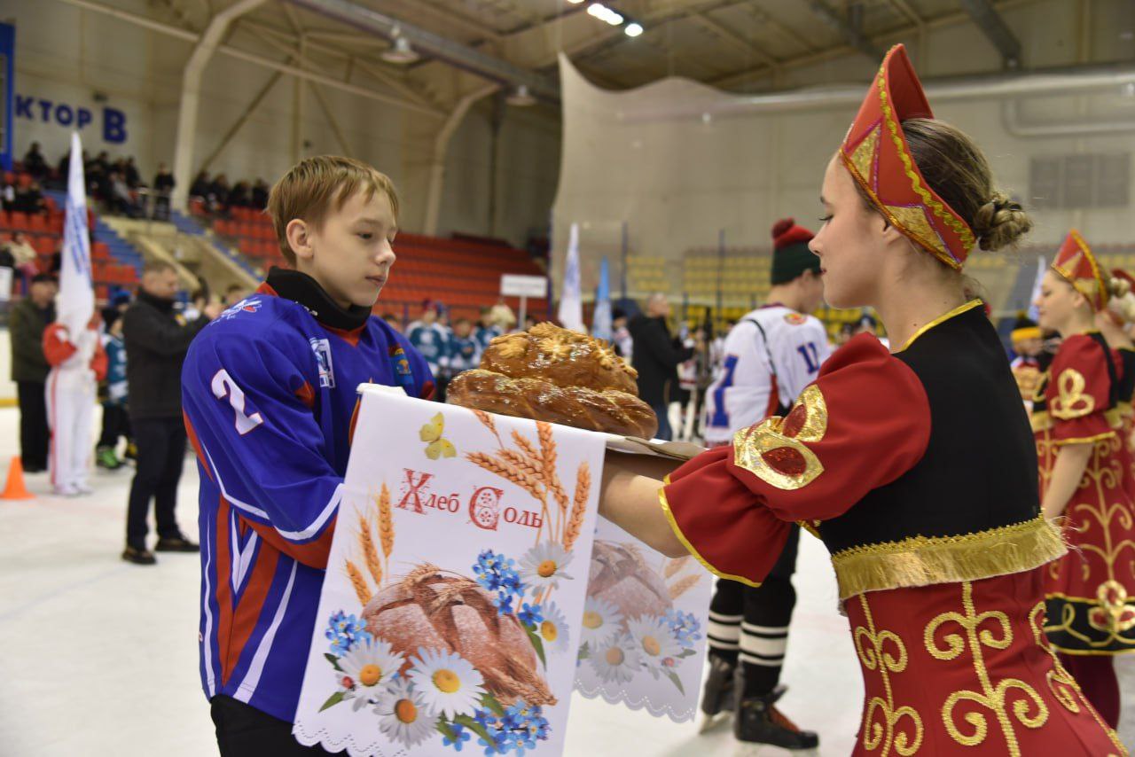В ледовом дворце «Кристалл» состоялось торжественное открытие хоккейного турнира «Лёд и пламя» В ледовом дворце «Кристалл» состоялось торжественное открытие хоккейного турнира «Лёд и пламя»