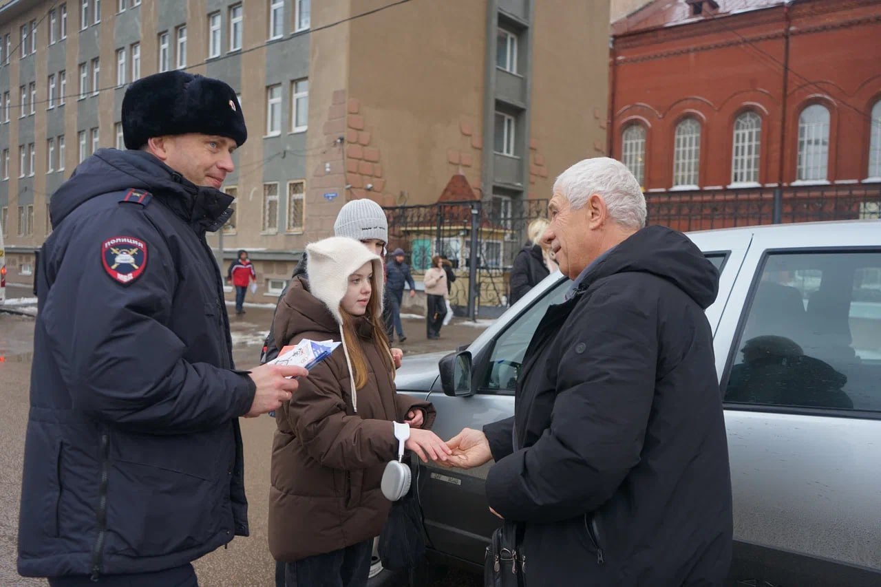 Саратовским водителям напомнили, что их ждут дома, и подарили деревянные амулеты Саратовским водителям напомнили, что их ждут дома, и подарили деревянные амулеты