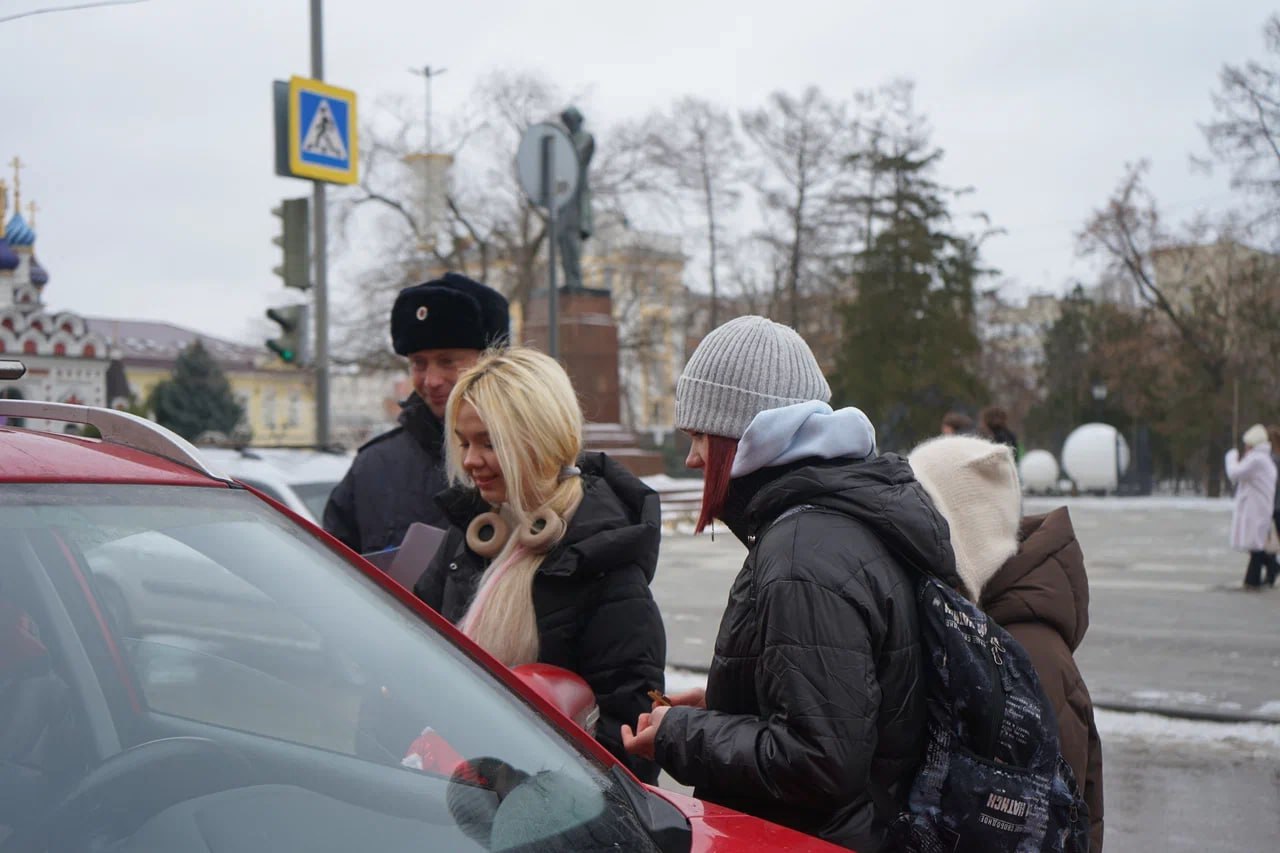 Саратовским водителям напомнили, что их ждут дома, и подарили деревянные амулеты Саратовским водителям напомнили, что их ждут дома, и подарили деревянные амулеты