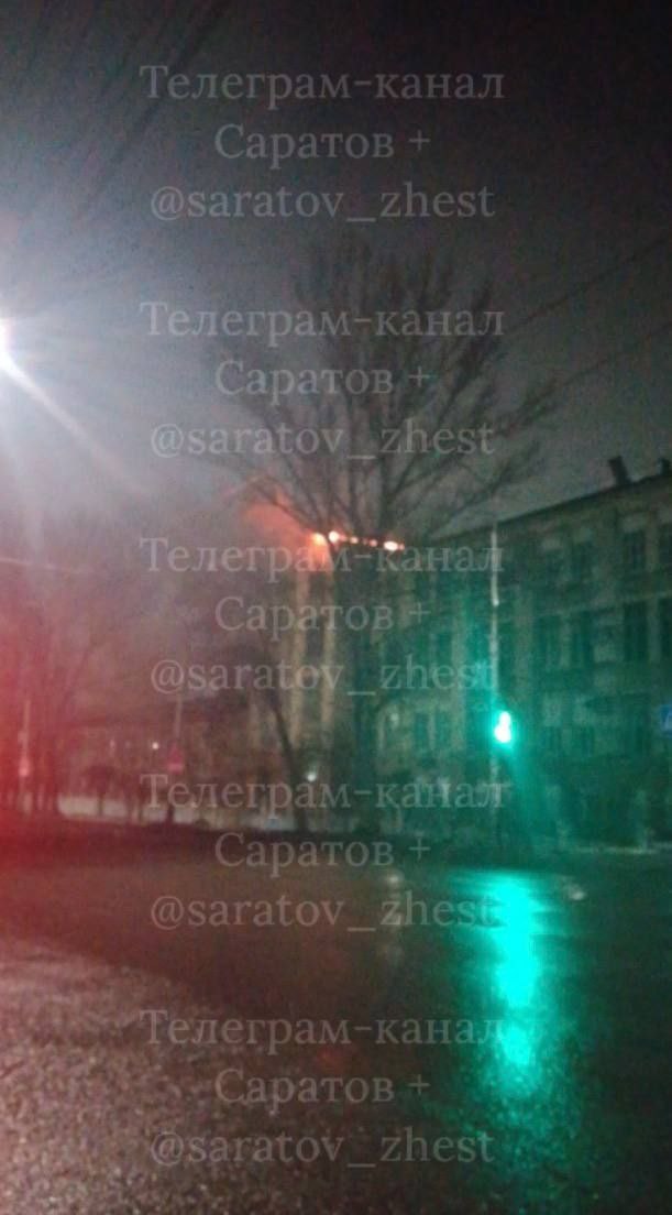 В Саратове 50 пожарных тушили административное здание В Саратове 50 пожарных тушили административное здание
