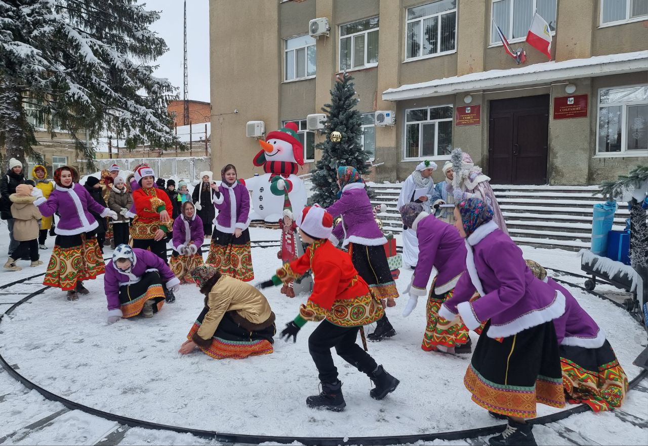 Вольский театр привез новогодние праздники в самые отделенные уголки Саратовской области Вольский театр привез новогодние праздники в самые отделенные уголки Саратовской области