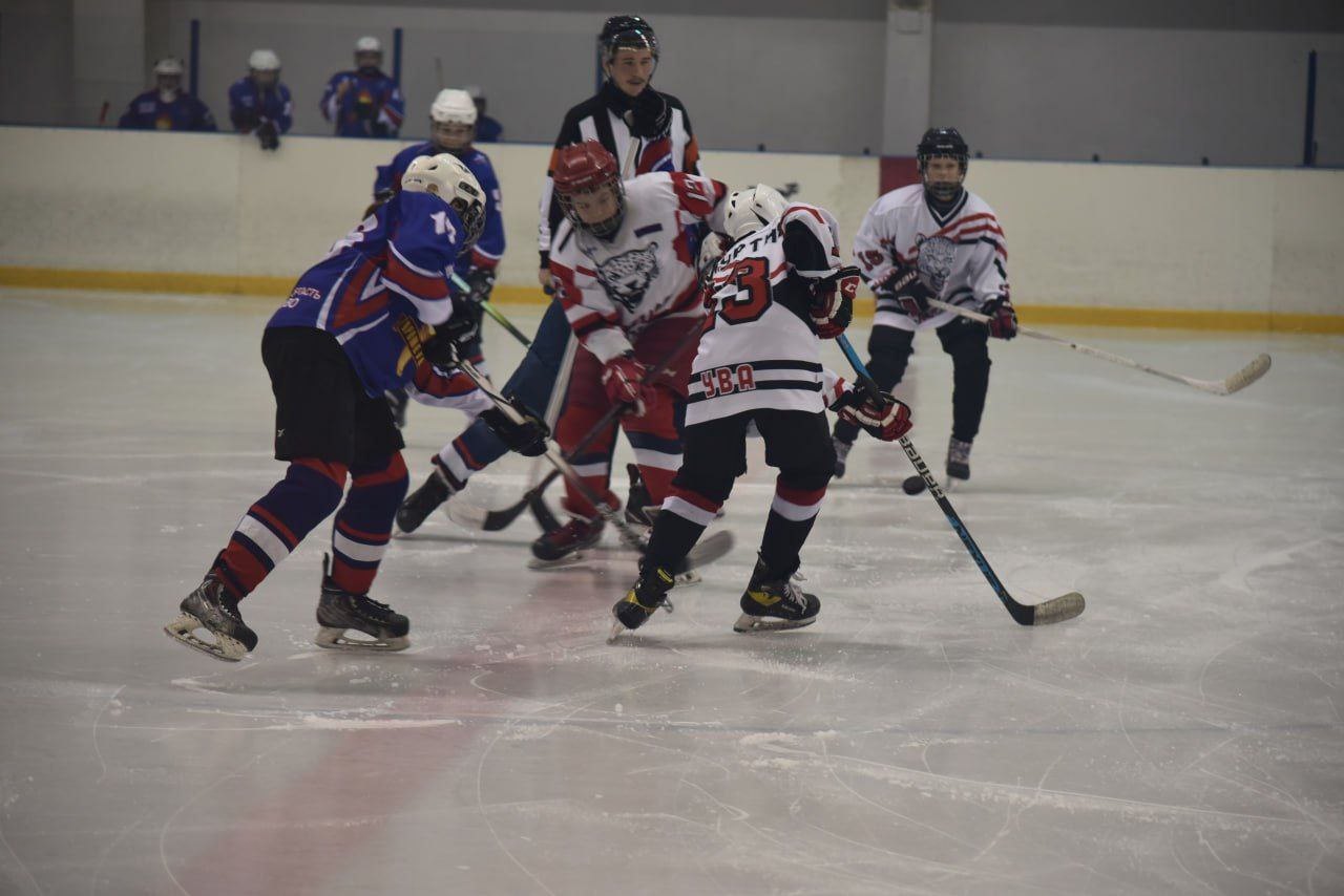 В ледовом дворце «Кристалл» состоялось торжественное открытие хоккейного турнира «Лёд и пламя» В ледовом дворце «Кристалл» состоялось торжественное открытие хоккейного турнира «Лёд и пламя»