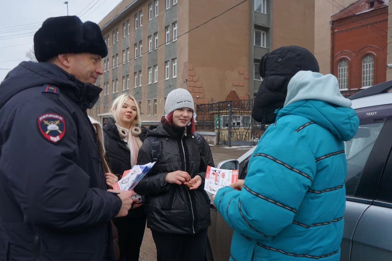 Саратовским водителям напомнили, что их ждут дома, и подарили деревянные амулеты Саратовским водителям напомнили, что их ждут дома, и подарили деревянные амулеты