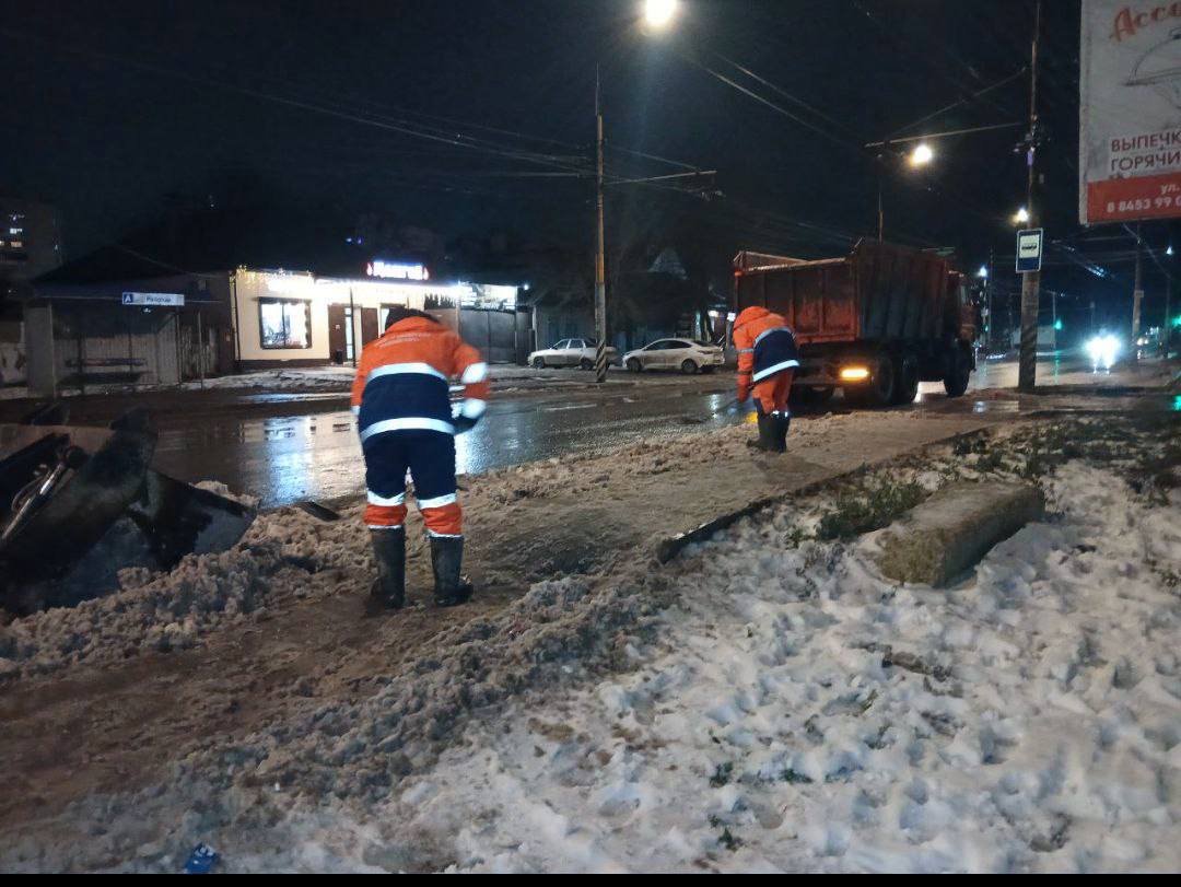 Продолжается вывоз снега с улично-дорожной сети Энгельса