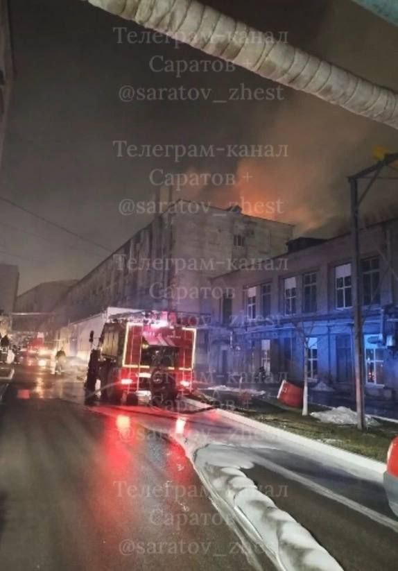 В Саратове 50 пожарных тушили административное здание В Саратове 50 пожарных тушили административное здание
