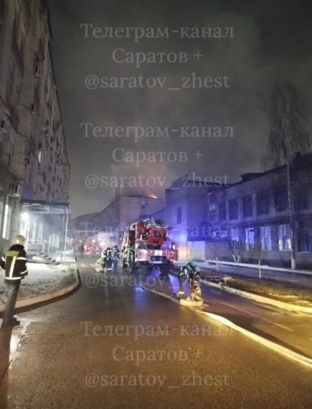 В Саратове 50 человек тушили ночной пожар на заводе Орджоникидзе В Саратове 50 человек тушили ночной пожар на заводе Орджоникидзе