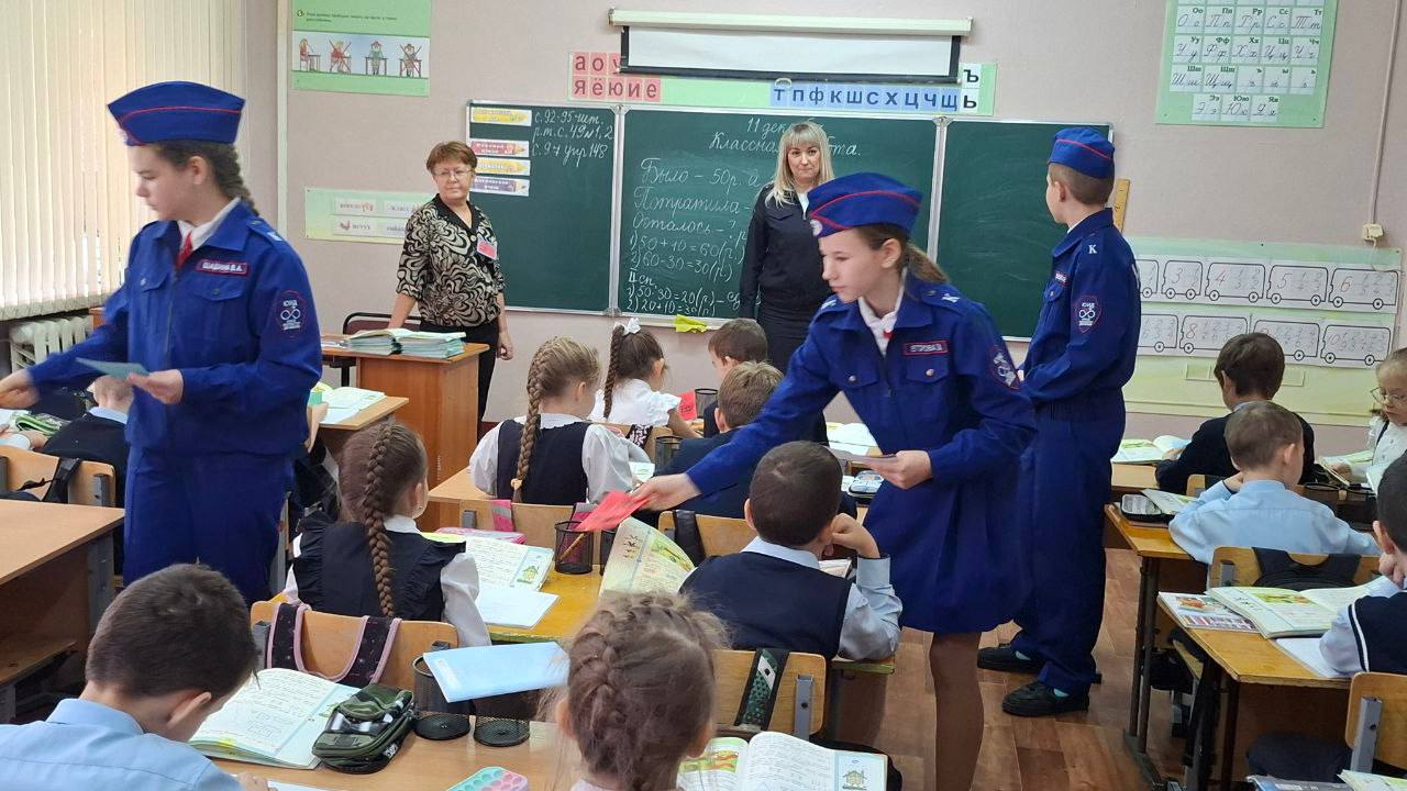 Вольские госавтоинспекторы и участники отряда ЮИД провели акцию «Засветись в темноте» Вольские госавтоинспекторы и участники отряда ЮИД провели акцию «Засветись в темноте»