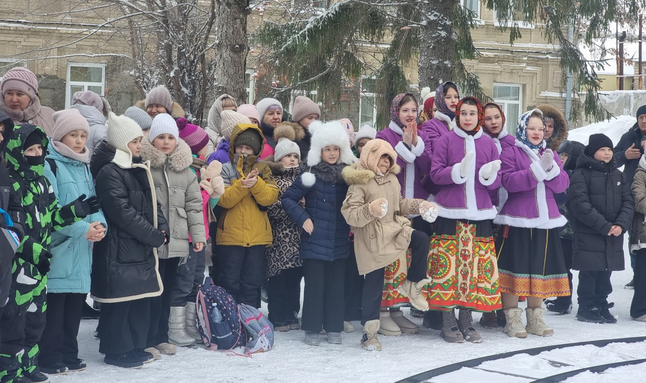 Вольский театр привез новогодние праздники в самые отделенные уголки Саратовской области Вольский театр привез новогодние праздники в самые отделенные уголки Саратовской области