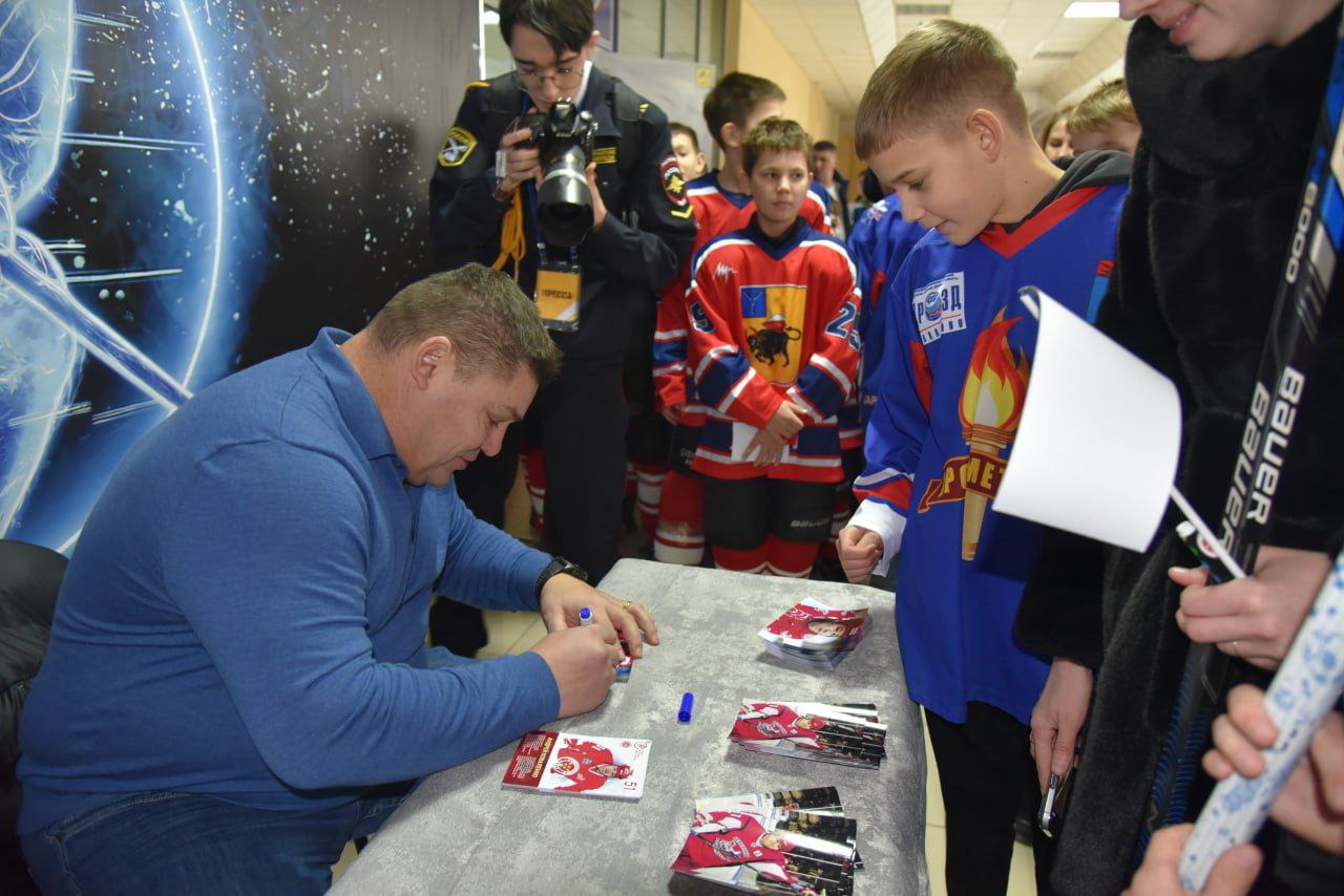 В ледовом дворце «Кристалл» состоялось торжественное открытие хоккейного турнира «Лёд и пламя» В ледовом дворце «Кристалл» состоялось торжественное открытие хоккейного турнира «Лёд и пламя»