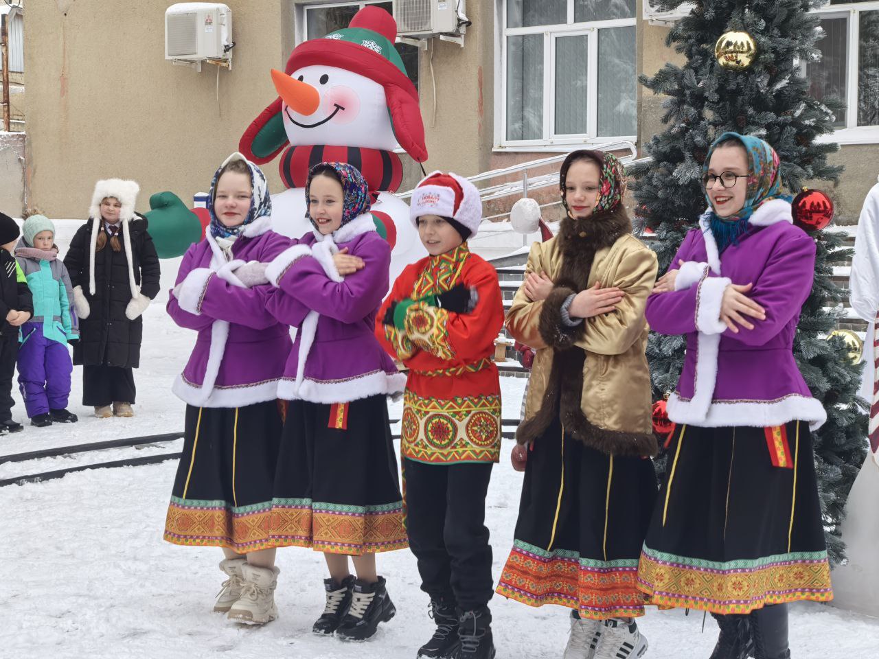 Вольский театр привез новогодние праздники в самые отделенные уголки Саратовской области Вольский театр привез новогодние праздники в самые отделенные уголки Саратовской области