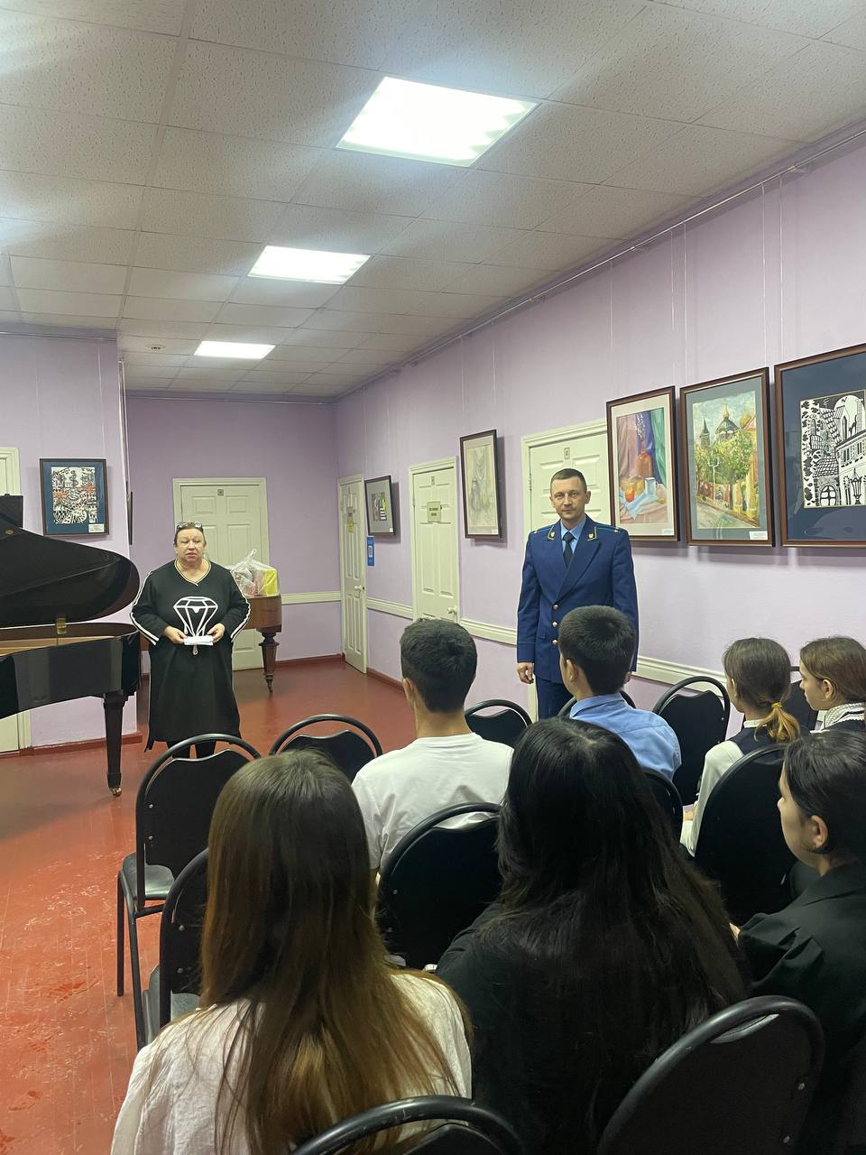 В преддверии Нового года сотрудники прокуратуры Кировского района Саратова провели творческую встречу для детей из семей, требующих особого внимания и заботы