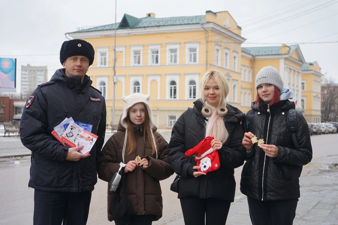 Саратовским водителям напомнили, что их ждут дома, и подарили деревянные амулеты
