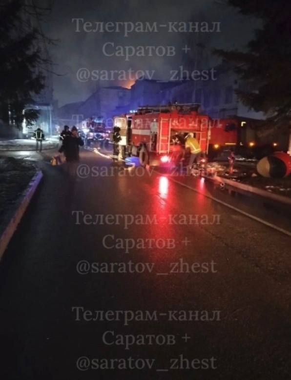 В Саратове 50 пожарных тушили административное здание В Саратове 50 пожарных тушили административное здание