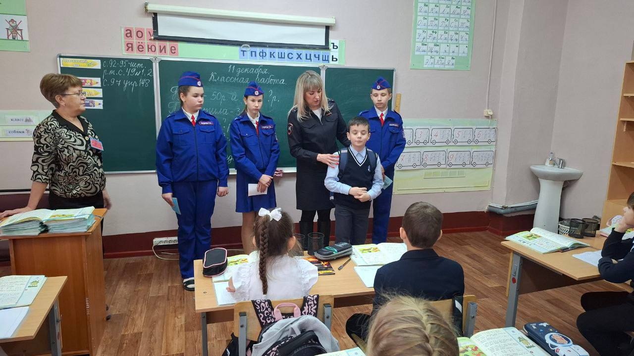 Вольские госавтоинспекторы и участники отряда ЮИД провели акцию «Засветись в темноте»