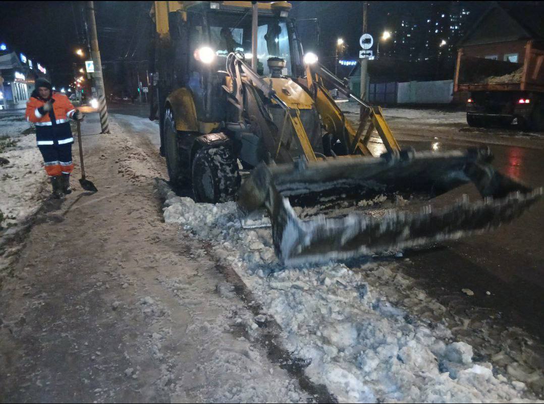 Продолжается вывоз снега с улично-дорожной сети Энгельса Продолжается вывоз снега с улично-дорожной сети Энгельса