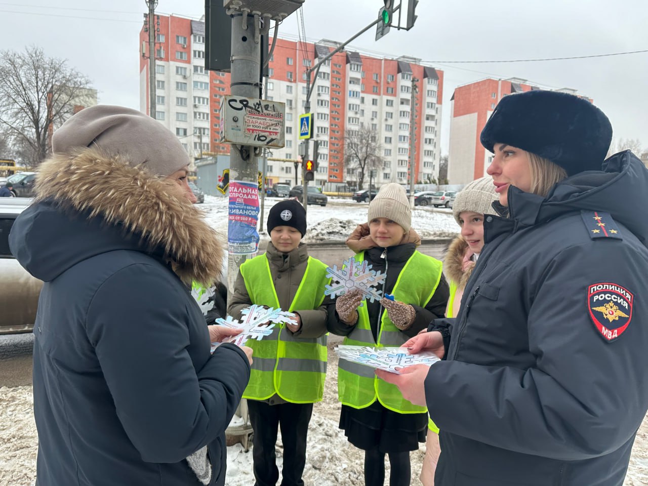 В Саратове полицейские продолжают проводить пешеходные экскурсии В Саратове полицейские продолжают проводить пешеходные экскурсии