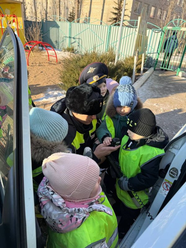 В преддверии новогодних праздников сотрудники Госавтоинспекции МУ МВД России «Энгельсское» провели профилактическое мероприятие для воспитанников детского сада