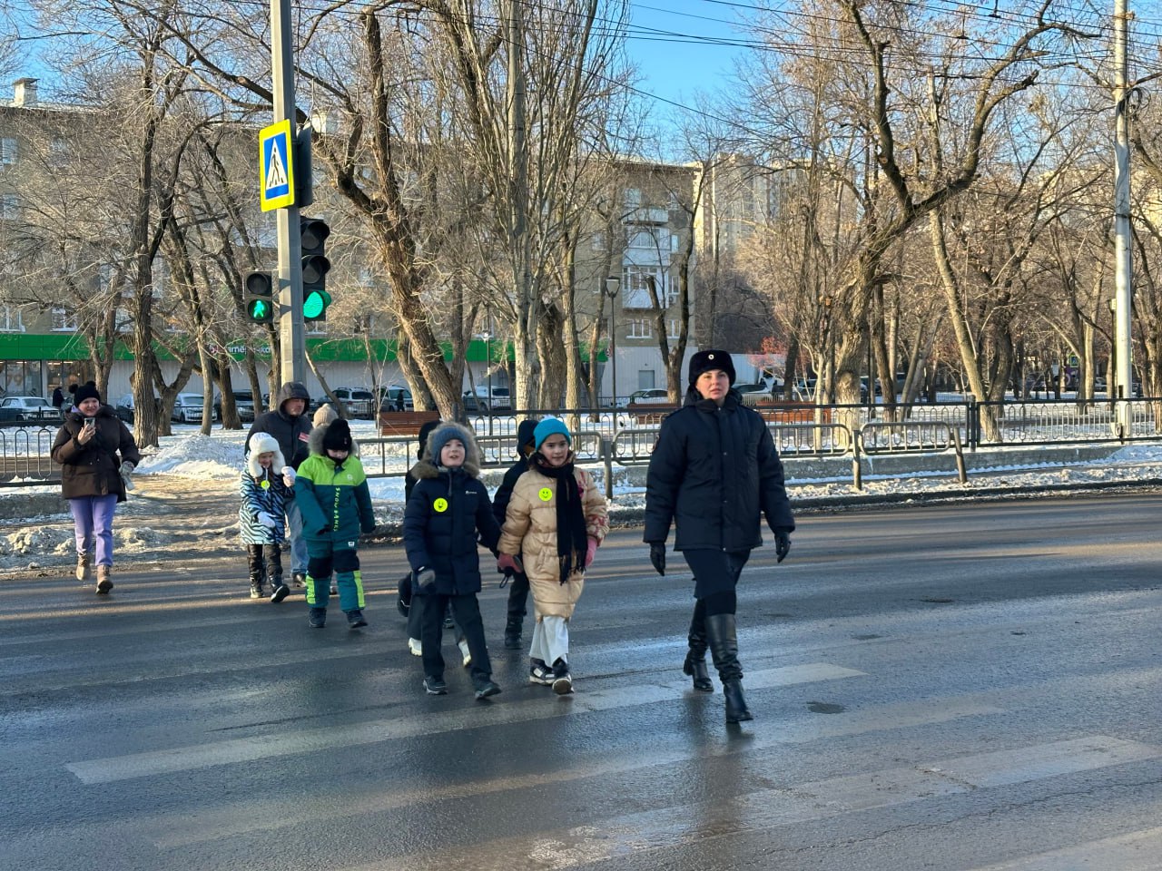 В Саратове полицейские продолжают проводить пешеходные экскурсии В Саратове полицейские продолжают проводить пешеходные экскурсии