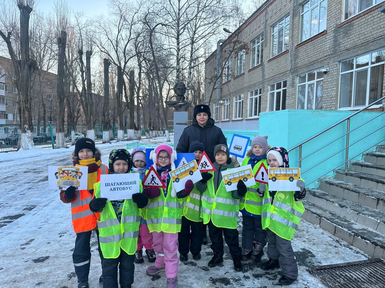 В Саратове полицейские продолжают проводить пешеходные экскурсии