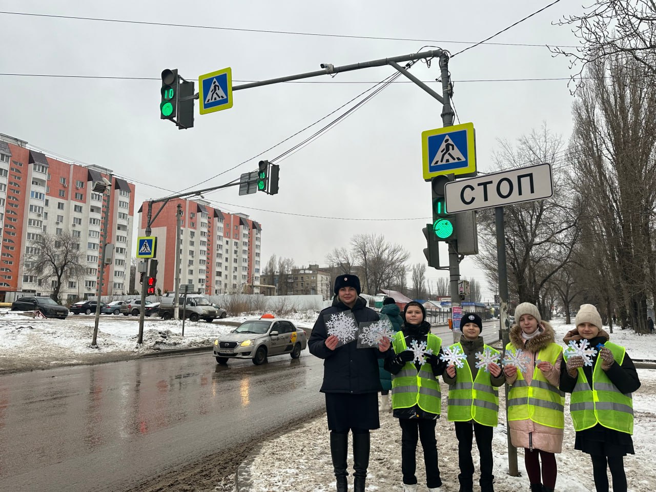 В Саратове полицейские продолжают проводить пешеходные экскурсии В Саратове полицейские продолжают проводить пешеходные экскурсии