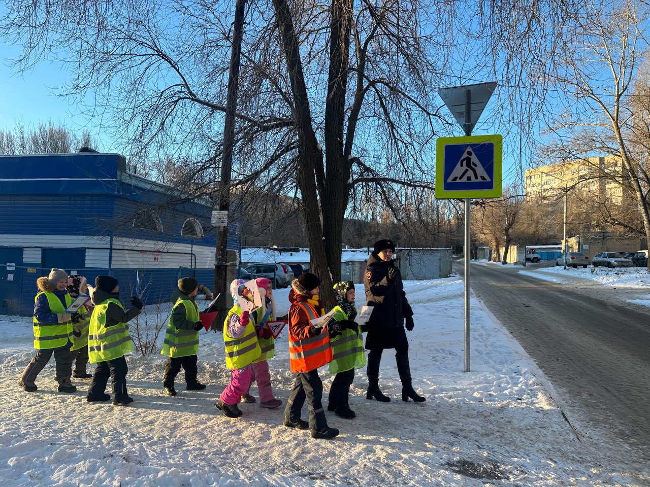 В Саратове полицейские продолжают проводить пешеходные экскурсии В Саратове полицейские продолжают проводить пешеходные экскурсии