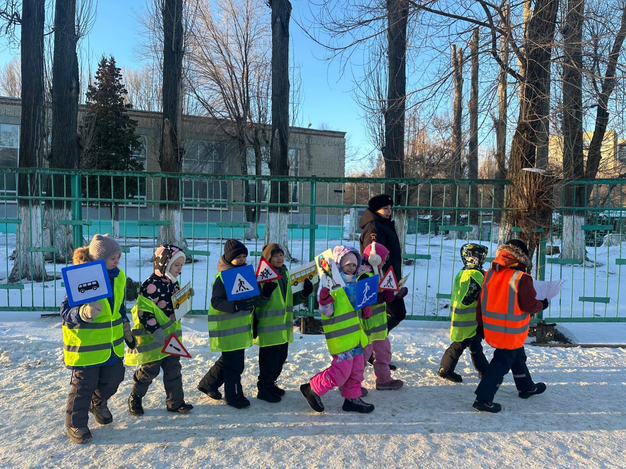 В Саратове полицейские продолжают проводить пешеходные экскурсии В Саратове полицейские продолжают проводить пешеходные экскурсии