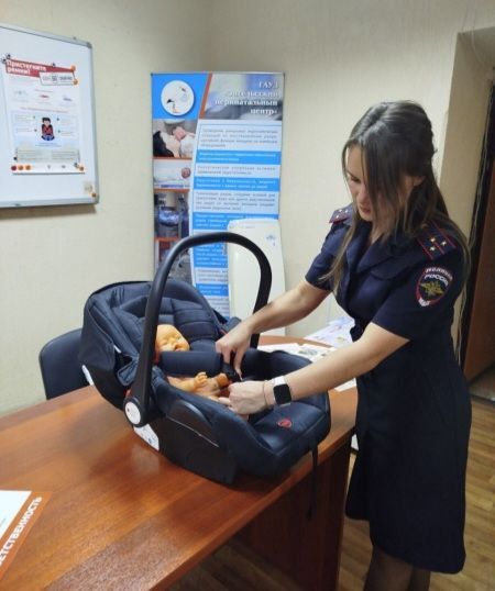 Сотрудники Госавтоинспекции МУ МВД России «Энгельсское» побывали в перинатальном центре ГАУЗ «ЭГКБ №1», где провели для будущих мам мероприятие по безопасности при перевозке маленьких пассажиров