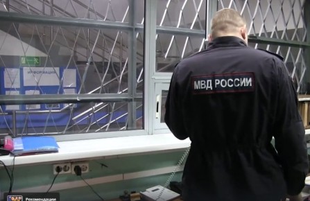 В Саратове на автобусной остановке полиция нашла ребенка, оставшегося без присмотра