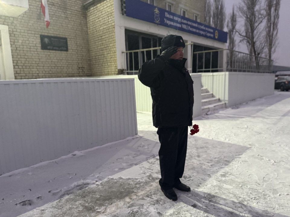 Сотрудники Управления МВД России по городу Саратову почтили память своего боевого товарища – лейтенанта полиции Михаила Гадеева, погибшего 6 лет назад при исполнении служебного долга