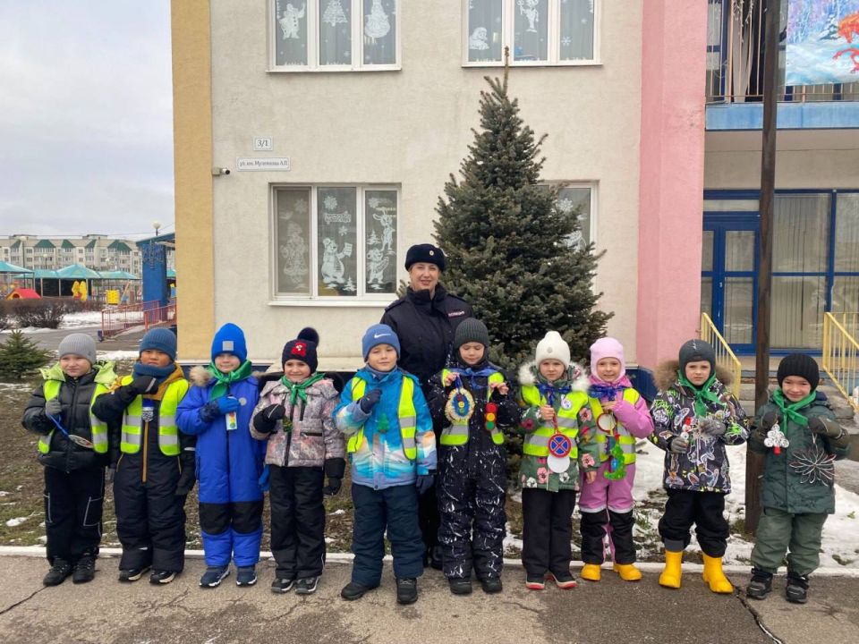 В Саратове автоинспекторы провели акцию «Новый год по правилам!»