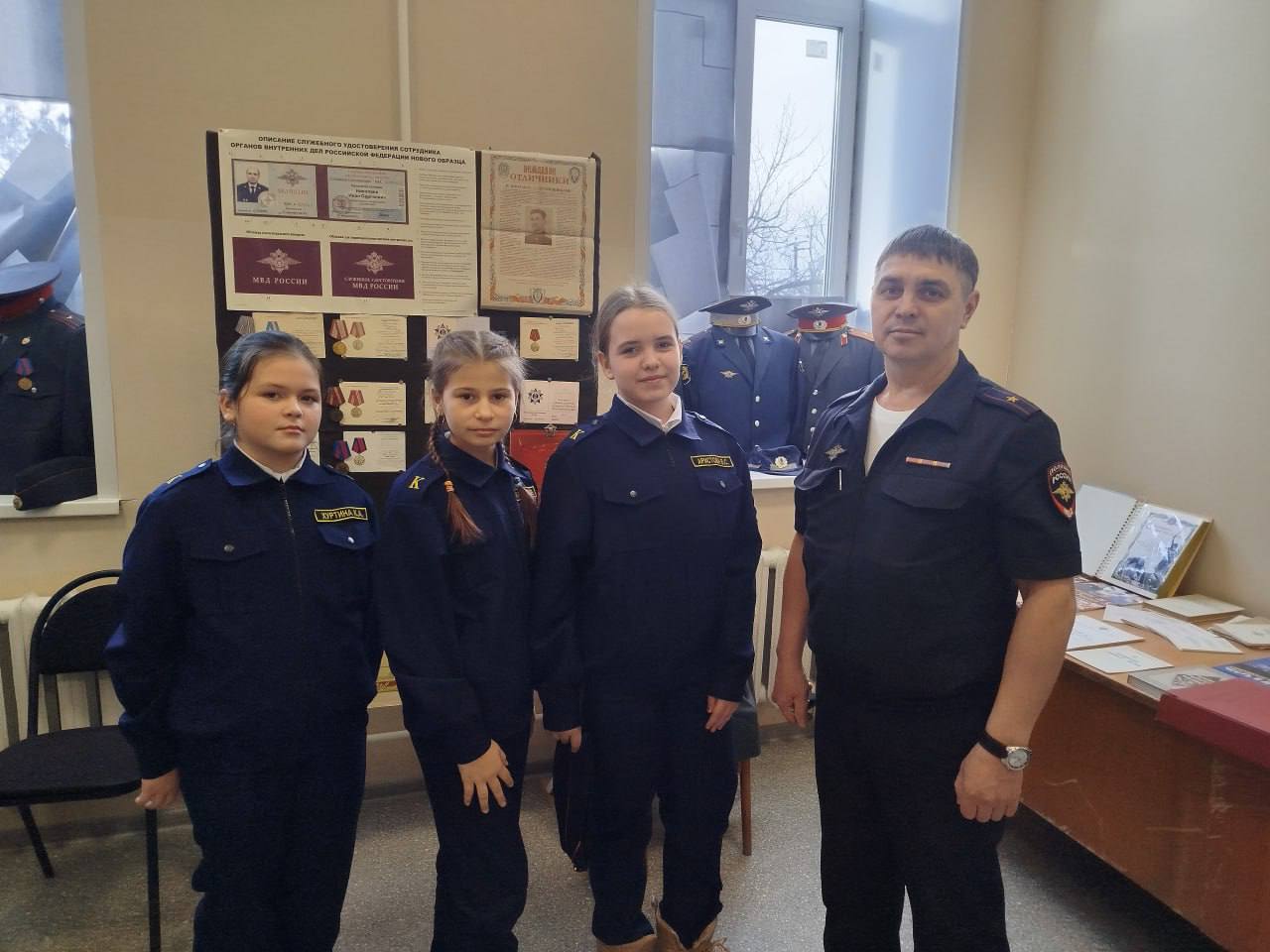 В Вольске школьники посетили городской отдел полиции и познакомились с особенностями работы стражей порядка В Вольске школьники посетили городской отдел полиции и познакомились с особенностями работы стражей порядка