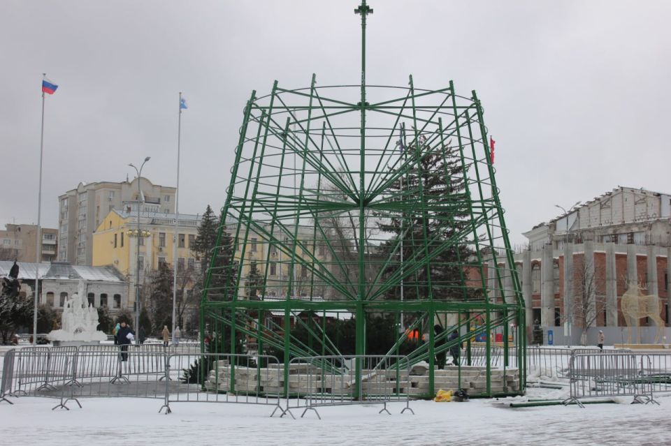 На Театральной площади начали восстанавливать сломанную ветром главную елку