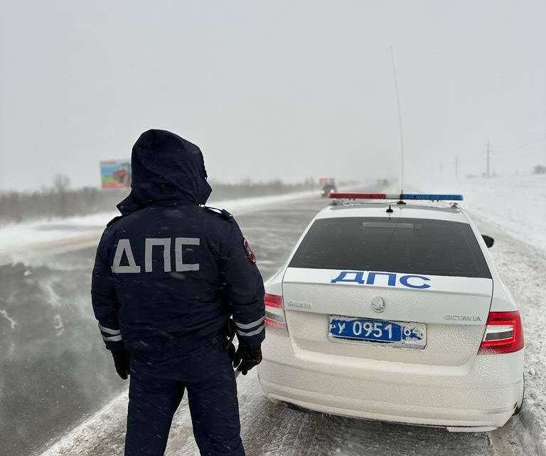 С наступлением зимнего сезона Госавтоинспекция Саратовской области рекомендует водителям следовать ряду рекомендаций, чтобы обеспечить безопасность на дорогах: