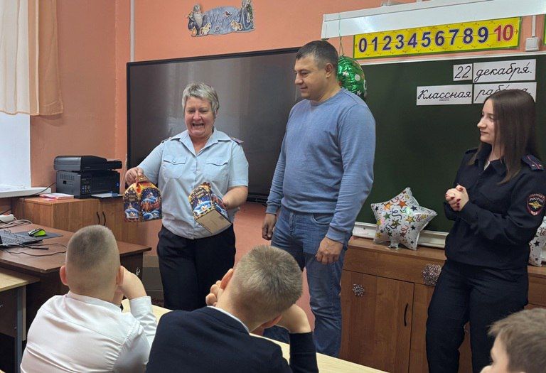 Полицейские и общественники поздравили воспитанников саратовской школы с наступающими праздниками