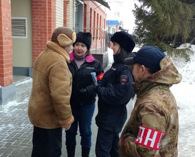 В преддверии празднования Нового года сотрудники подразделений по охране общественного порядка МО МВД России «Пугачевский» совместно с членами отряда ДНД провели разъяснительные беседы с местными жителями, довели информацию...