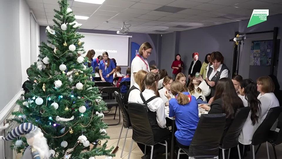 Саратовским водителям напомнили, что их ждут дома и подарили деревянные амулеты