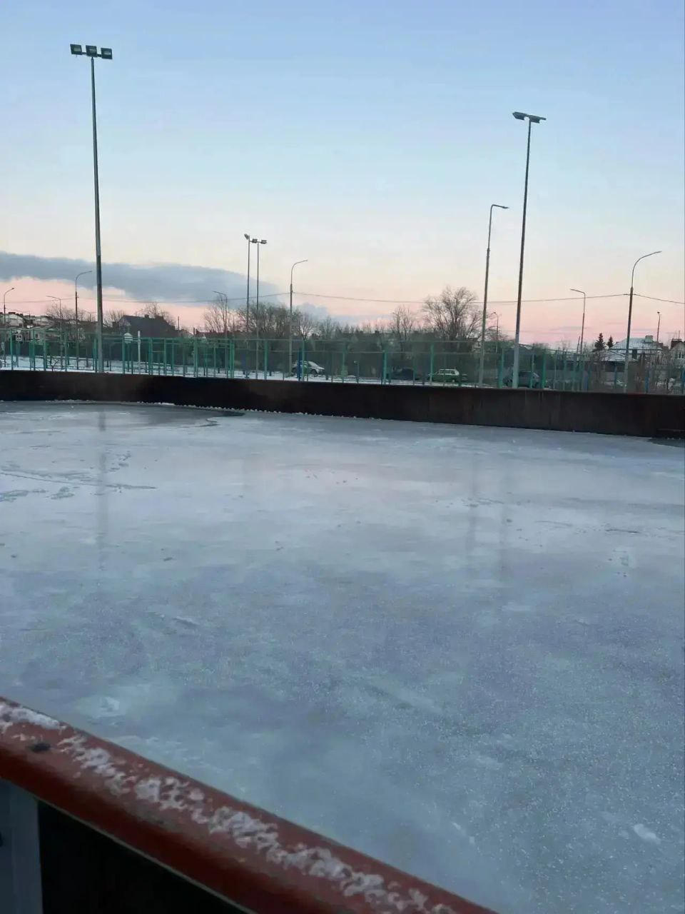 В Саратове начали заливать катки В Саратове начали заливать катки