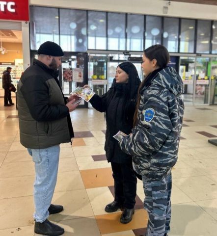 В Саратове в одном из торговых центров юные друзья полиции из Гимназии № 34 им. Г.Д. Ермолаева совместно с инспектором ПДН напомнили взрослым, как не стать жертвами мошенников