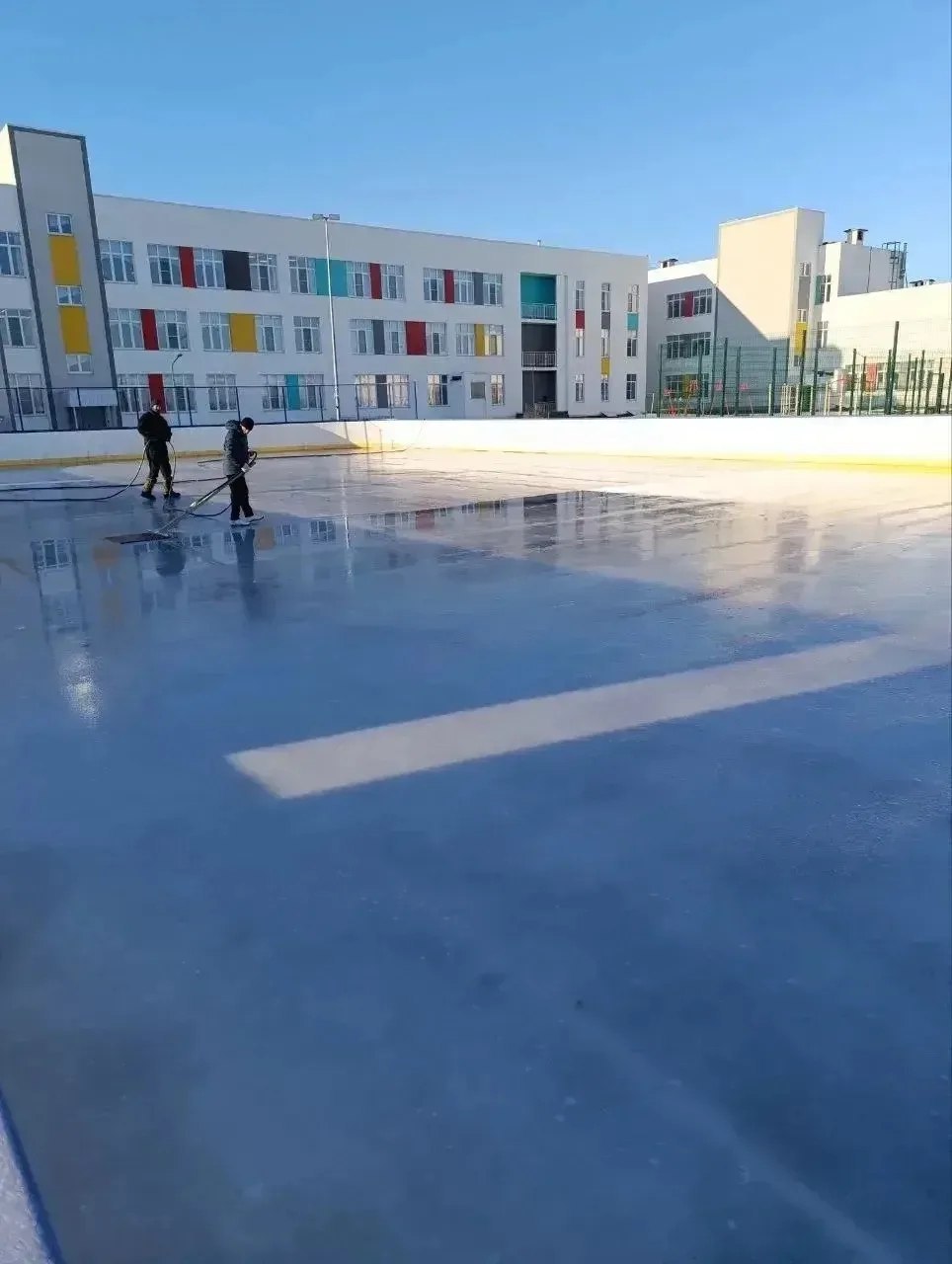 В Саратове начали заливать катки В Саратове начали заливать катки
