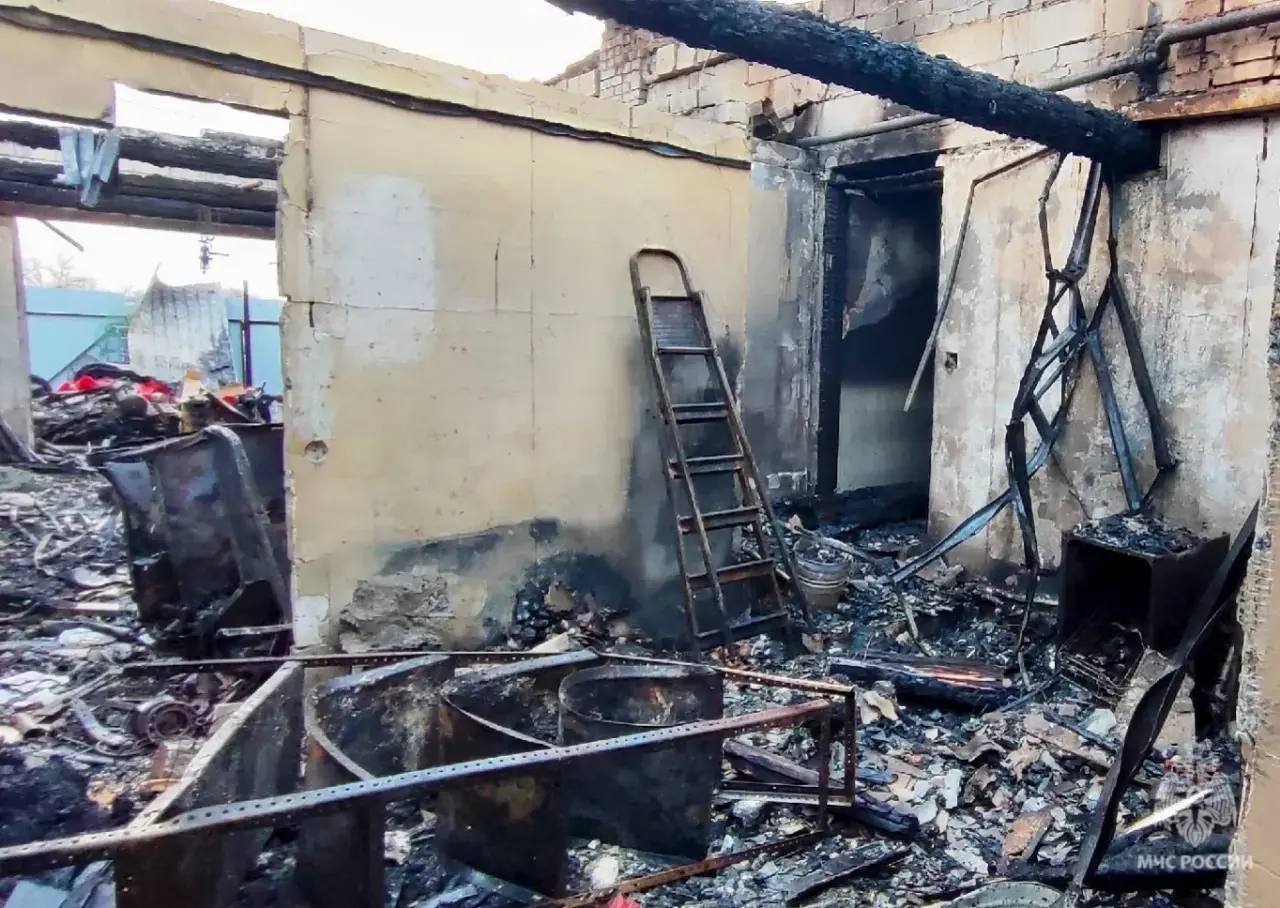 Семейная пара, пытаясь потушить пожар и спасти документы, отравилась угарным газом Семейная пара, пытаясь потушить пожар и спасти документы, отравилась угарным газом