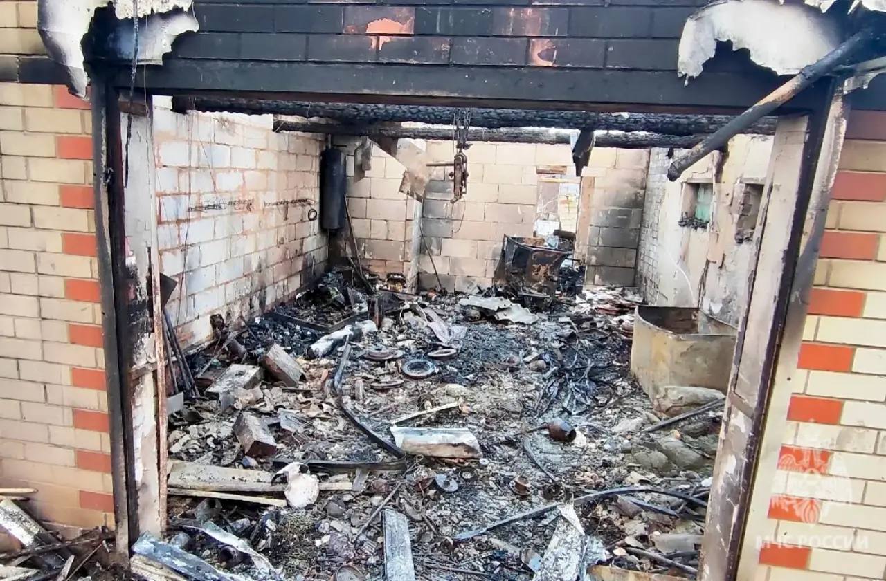 Семейная пара, пытаясь потушить пожар и спасти документы, отравилась угарным газом