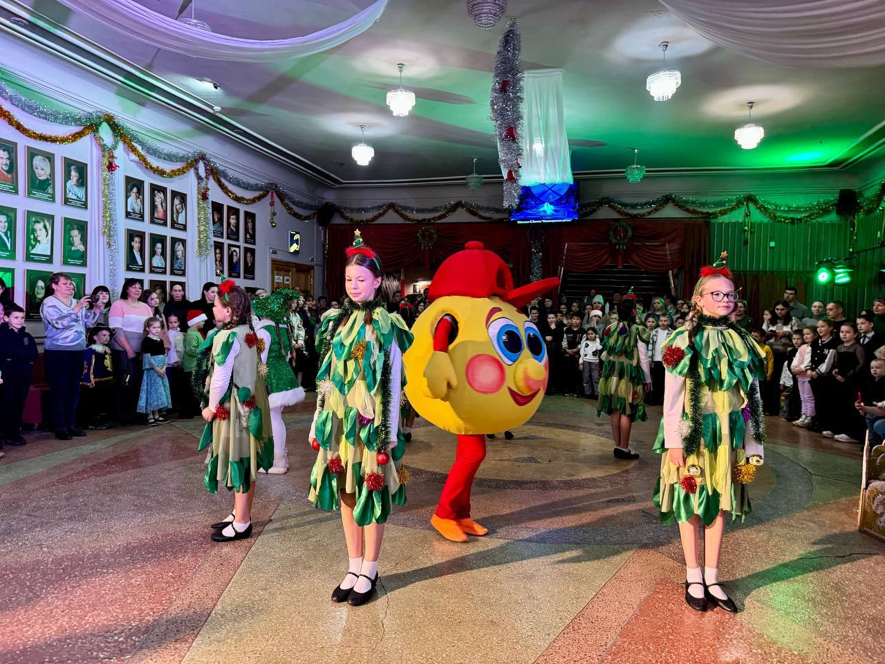 175 детей из семей участников специальной военной операции стали главными гостями Елки Главы района, которая прошла сегодня в Саратовском областном театре оперетты