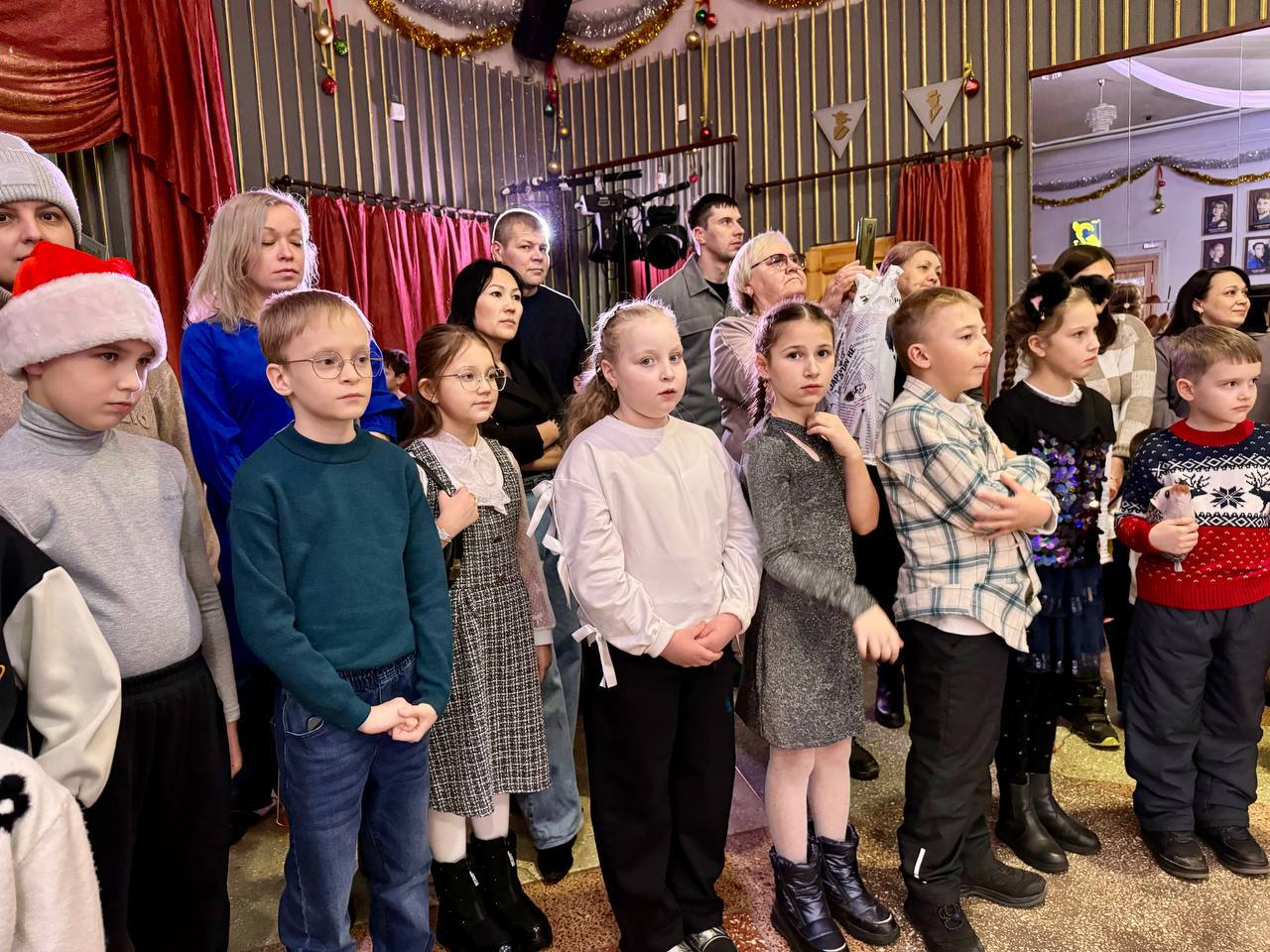 175 детей из семей участников специальной военной операции стали главными гостями Елки Главы района, которая прошла сегодня в Саратовском областном театре оперетты 175 детей из семей участников специальной военной операции стали главными гостями Елки Главы района, которая прошла сегодня в Саратовском областном театре оперетты